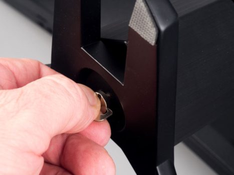 Handschraube fixiert Tragarm und Basis (Fuß)