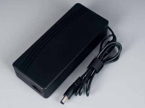 Das externe Netzteil des MSI MAG 325CQRXFDE bleibt sehr kühl