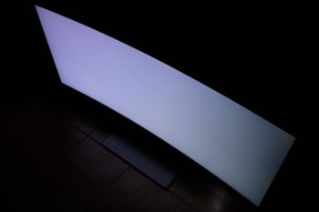 Glow-Effekt vom IPS-Panel von schräg oben