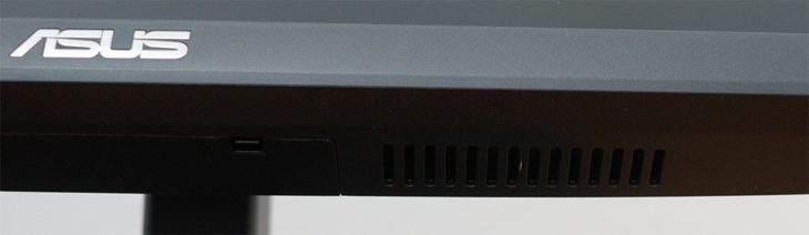 Unterhalb des Displayrahmens sind die Lautsprecher platziert