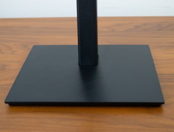 Die Oberfläche des Monitorstandfußes besitzt eine Struktur