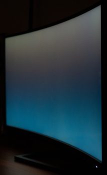 Glow-Effekt des IPS-Panels seitliche Ansicht