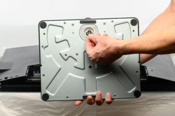 Fixierung von Monitorfuß und Monitorarm mit Flügelschraube