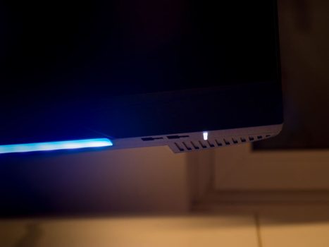 Betriebs-LED leuchtet während des Betriebs in Weiß