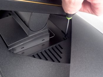 Fixierung des Monitorarms mit dem Displays über vier Schrauben