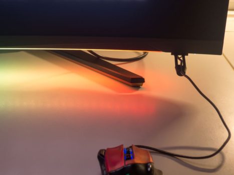 Maus-Bungee lässt sich links oder rechts am Displaygehäuse befestigen