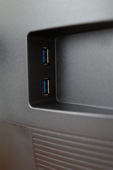 Aussparung für die Seitliche USB-Anschlüsse