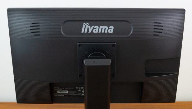 Gehäuserückseite des XUB2463HSU-B1 mit iiyama-Logo, Öffnungen für den Sound, Aussparung für USB-Anschlüsse, Signaleingänge und VESA-100-Montagevorrichtung