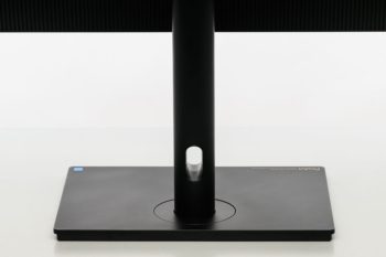 Öffnung für die Kabel im Monitorarm