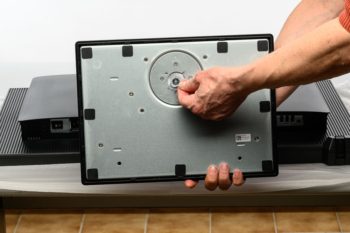 Fixierung vom Monitorfuß mit einer Flügelschraube