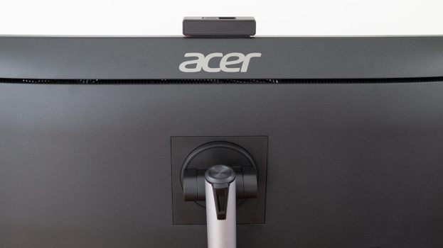 Aufgedrucktes Acer-Logo in Silber und schmale Lüftungsschlitze auf der Rückseite