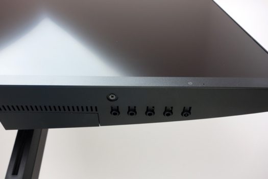 Konventionelle Bedientasten an der Gehäuseunterseite des Monitors