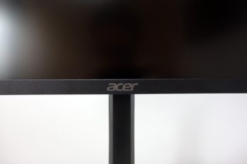 Acer-Schriftzug auf der Vorderseite …