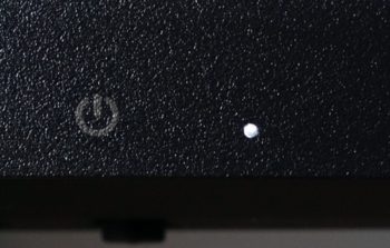 Die Betriebsanzeige leuchtet weiß, wenn der Monitor in Betrieb ist