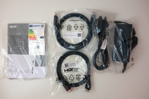 Im Zubehör des Acer Nitro XV275UP3 sind alle benötigten Kabel dabei