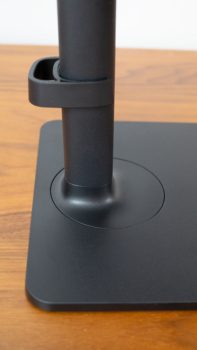 Die Kabelklemme wird auf das Standbein gesteckt