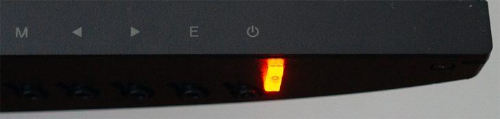 Betriebsanzeige (LED) mit oranger Beleuchtung, wenn der Monitor im Standby ist