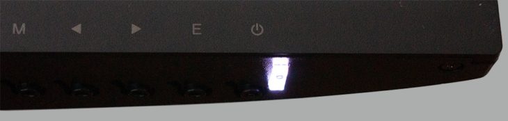 Betriebsanzeige (LED) mit weißer Beleuchtung, wenn der Monitor eingeschaltet ist