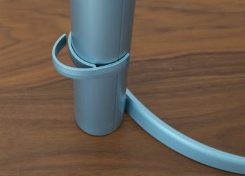 Kabelklemme wird auf das Standbein geklemmt