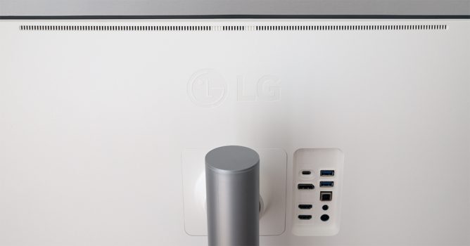 Displaygehäuserückseite: Kleine Lüftungsöffnungen oberhalb des LG-Logos