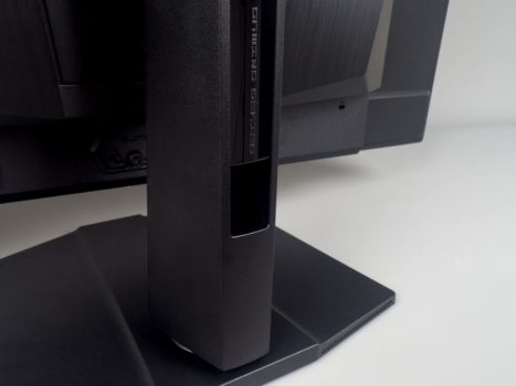 Die Kabel werden durch eine Öffnung im Monitorstandbein nach hinten geführt