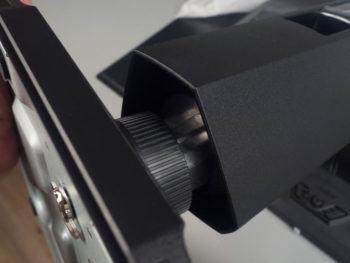 Basis wird auf die Aufnahme vom Monitorarm gesteckt