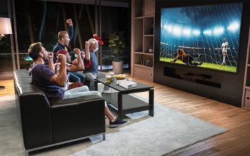 Passend zur EM: Neue 4K-HDR-Laserbeamer von BenQ BenQ TK710 (Bild: BenQ)