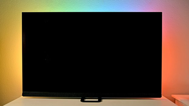 Philips-TV mit montiertem Standfuß und Ambilight