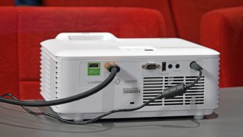 Anschlüsse und Lautsprecher des ViewSonic LX700-4K