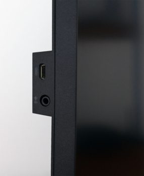 Weitere Anschlüsse seitlich links am Displayrahmen