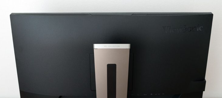 Eingestanztes ViewSonic-Logo in Hochglanz rechts und Lüftungsschlitze im oberen Bereich des Rahmens