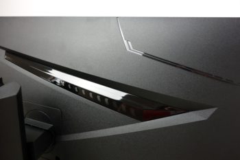 Display mit glänzenden Designelementen