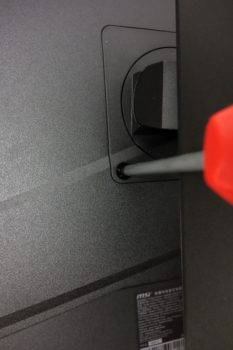 Für die Verbindung von Standfuß und Display ist ein Schraubendreher notwendig