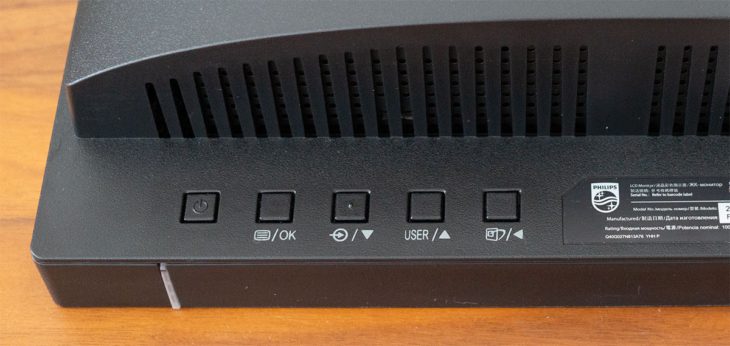 Vier Bedientasten und der Power-Button sind auf der Rückseite zu finden