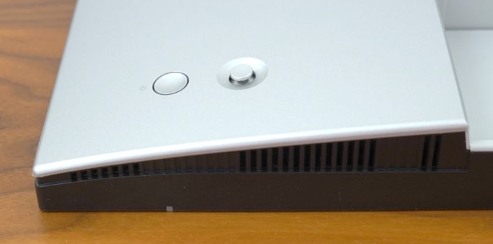 Links Power-Taste und rechts der 5-Wege-Joystick, unten die LED