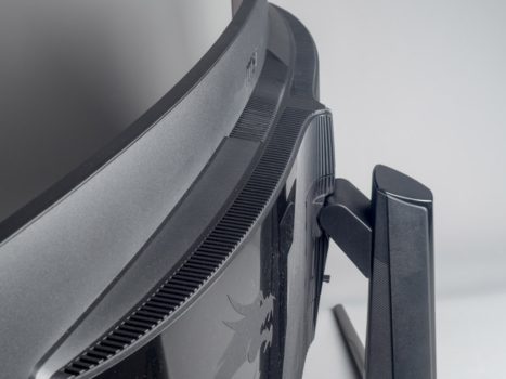 Belüftungsschlitz über die gesamte Breite der Rückseite des Monitors