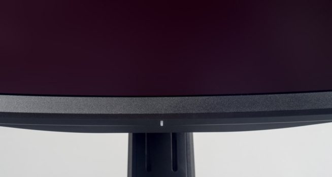 Betriebs-LED befindet sich mittig unterhalb des Displays