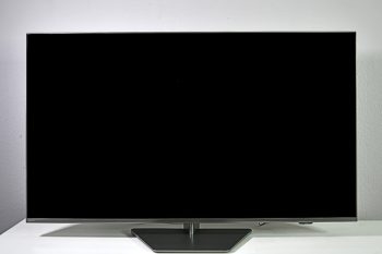 Philips 55PUS8909 Lieferumfang: Philips-Ambilight-TV mit montiertem Standfuß