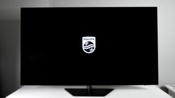 Lieferumfang: Philips-TV mit montiertem Standfuß