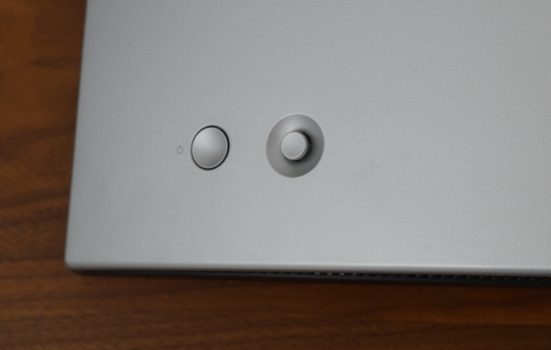 Dell U3425WE: Links Power-Taste, rechts 5-Wege-Joystick