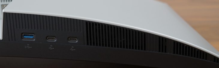 Drei weitere gut zugängliche USB-Ports auf der Displayrahmenunterseite