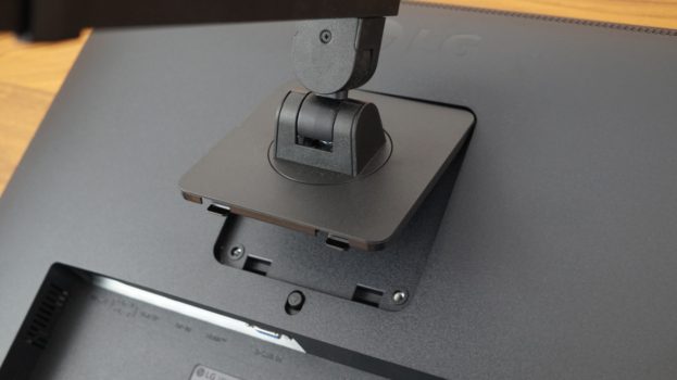 Einrasten des Monitorarms und Lösen per Schalter