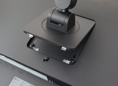 Einrasten des Monitorarms und Lösen per Schalter