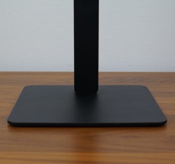 Flacher und dezenter Monitorstandfuß