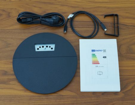 Überschaubarer Lieferumfang des Sharp EA272Q