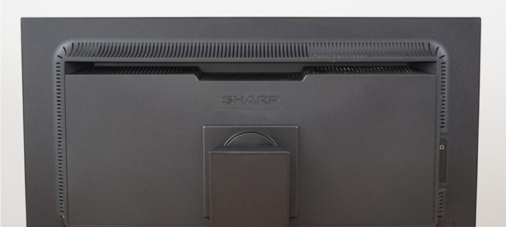 Sharp-Logo und Lüftungsschlitze auf der Displaygehäuserückseite