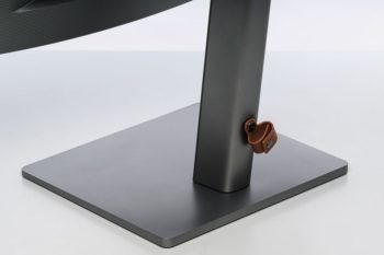 Kabelführung an der Rückseite des Monitorarms