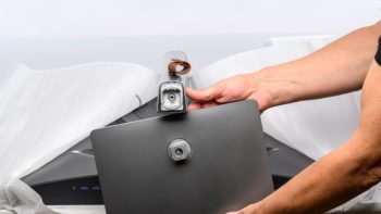 Aufsetzen der Bodenplatte (Fuß) am Monitorarm