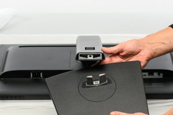 Aufsetzen der Ständerbasis (Fuß) am Monitorarm