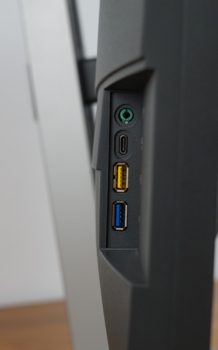 Weitere Anschlüsse seitlich links am Monitorrahmen
